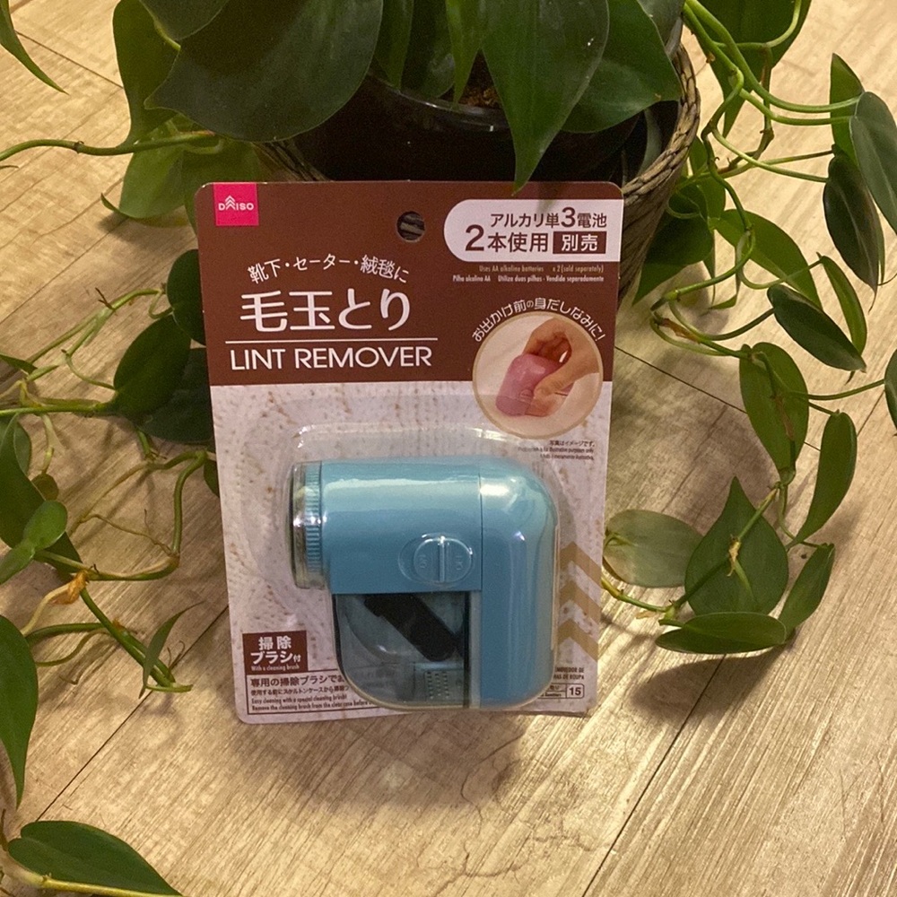 Electric Handheld Lint Remover in Baby Blue NIB